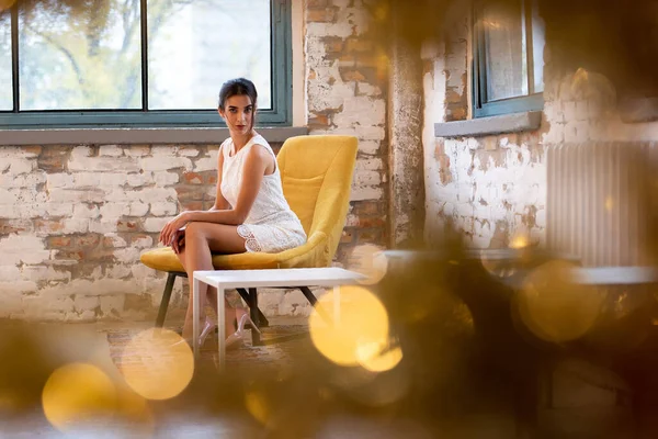 Retrato de uma bela jovem com luzes Bokeh. — Fotografia de Stock