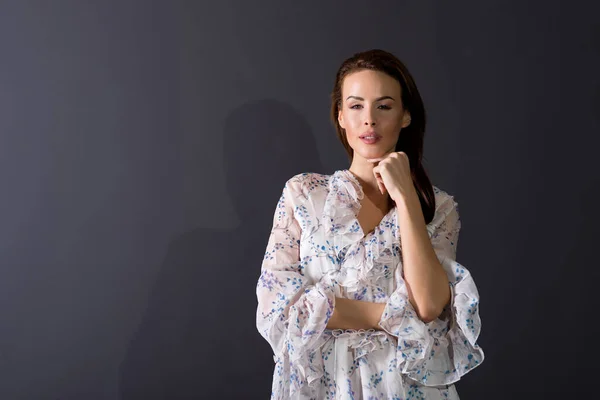 Retrato de uma mulher bonita em um vestido de verão — Fotografia de Stock