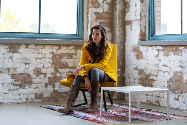 Portret van een mooie jonge vrouw in een winterjas — Stockfoto