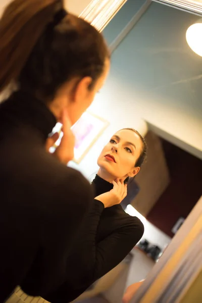 Retrato de moda de uma mulher bonita — Fotografia de Stock