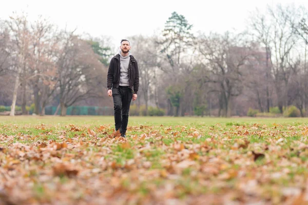 Hipster hombre caminando en el parque — Foto de Stock