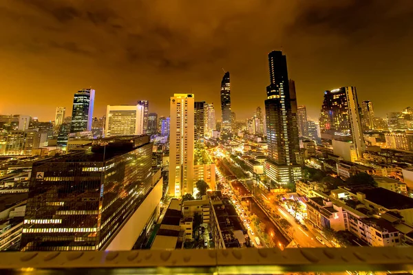 Blick auf die beleuchtete Skyline von Bangkok — Stockfoto