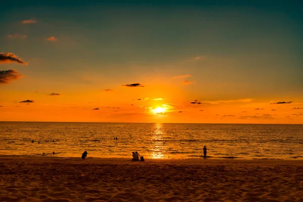 Pôr do sol dourado com nuvens fofas sobre Surin Beach em Phuket, Tha — Fotografia de Stock