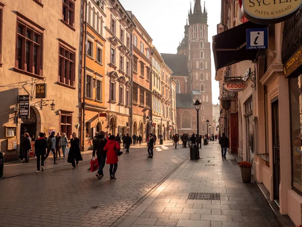 Escena callejera durante el invierno en Cracovia en Polonia —  Fotos de Stock