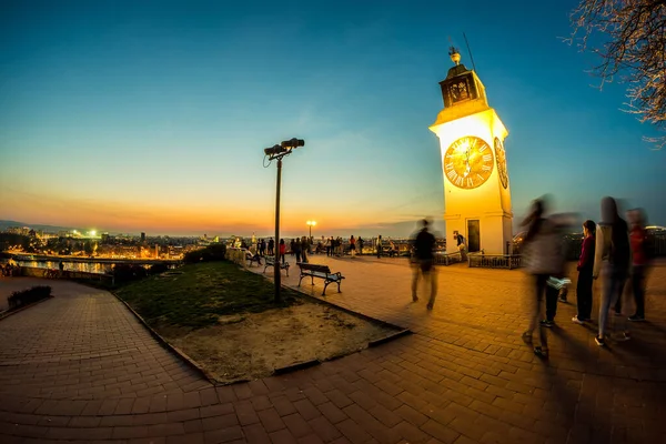 Vue sur la célèbre tour de l'horloge à Novi Sad en Serbie . — Photo