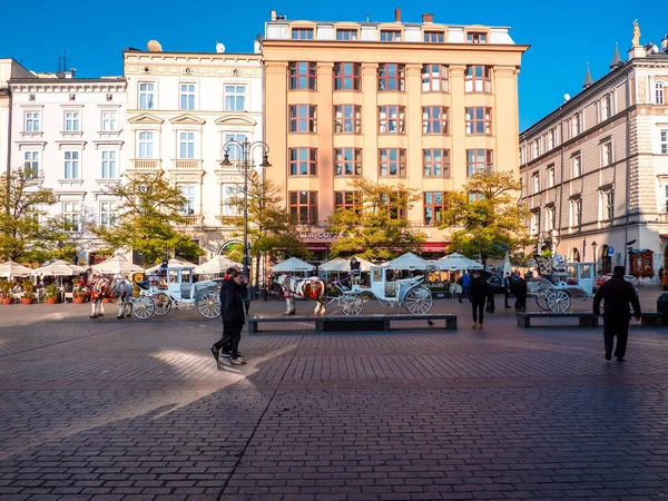 Escena callejera durante el invierno en Cracovia en Polonia — Foto de Stock