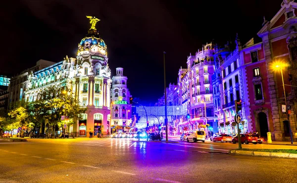 Vista sobre a Gran Via em Madrid em Espanha.à noite — Fotografia de Stock