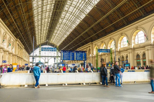 Vista sobre o interior da Estação Ferroviária Internacional em Budapeste, na Hungria — Fotografia de Stock