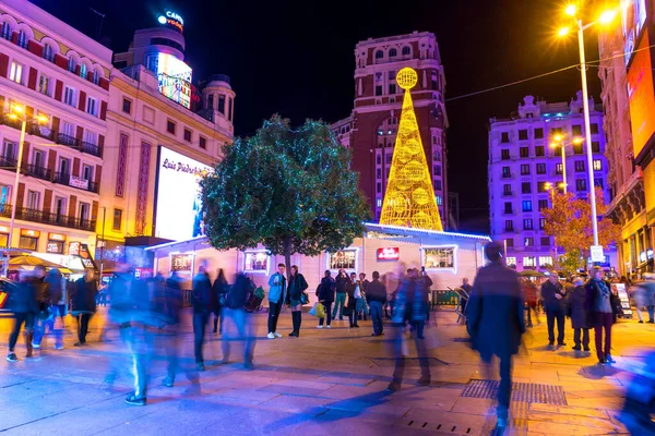 Вигляд на історичну вулицю вночі під час свята в Мадриді. — стокове фото