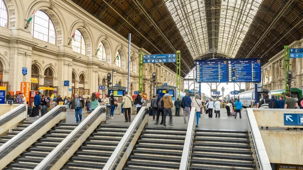 Macaristan 'ın Budapeşte kentindeki uluslararası tren istasyonunun içerisine bak — Stok fotoğraf