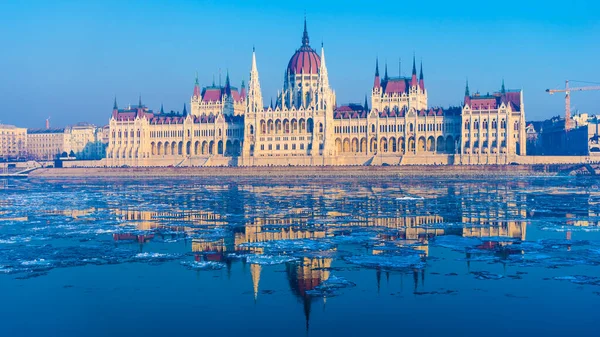 Το Κοινοβούλιο στη Βουδαπέστη το χειμώνα — Φωτογραφία Αρχείου