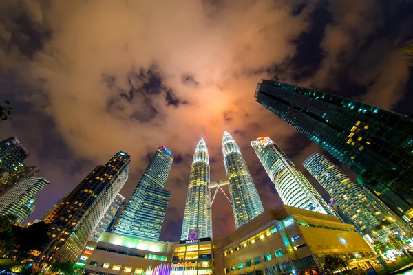 Le Torri Petronas a Kuala Lumpur di notte . — Foto Stock