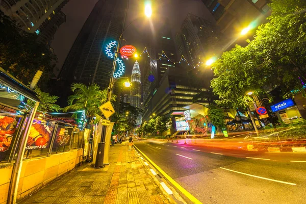Nachtverkehr an den Petronas Towers in Kuala Lumpur . — Stockfoto