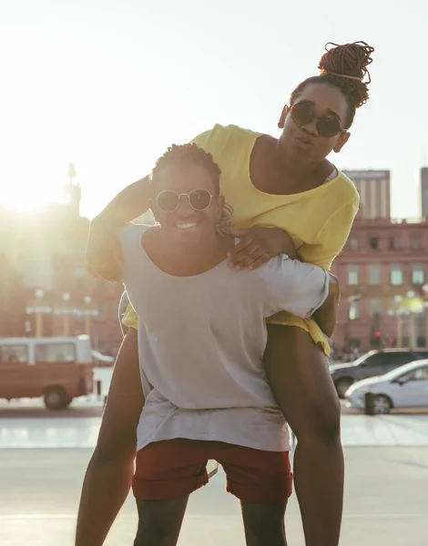 Um casal negro feliz se divertindo na cidade — Fotografia de Stock