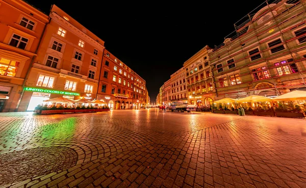 Escena callejera por la noche en Cracovia en Polonia —  Fotos de Stock