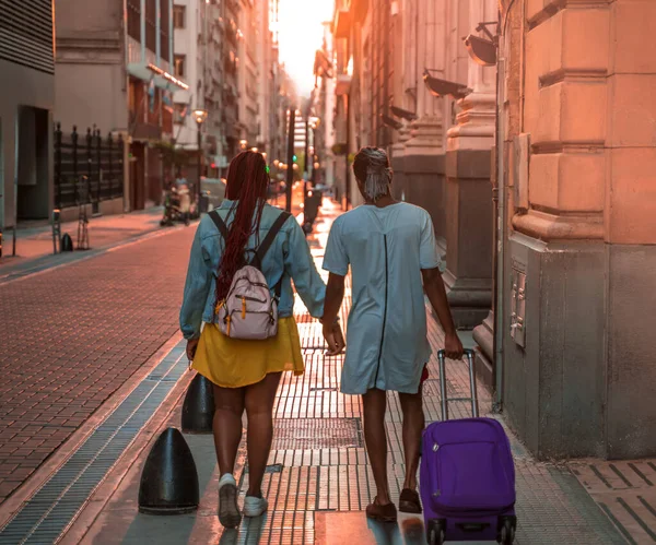 Um jovem casal viajando pela cidade — Fotografia de Stock
