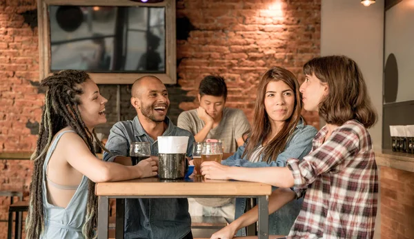 Un groupe d'amis réunis dans un bar — Photo