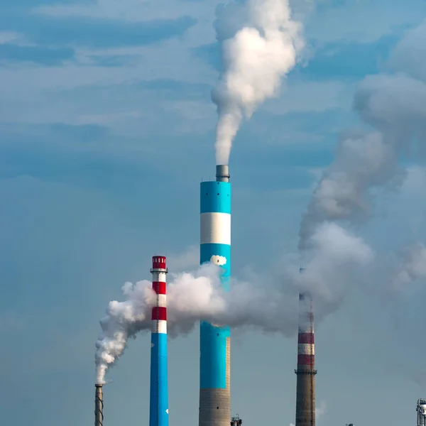 Een schoorsteen chemische fabriek in het lozen van verontreinigende stoffen — Stockfoto