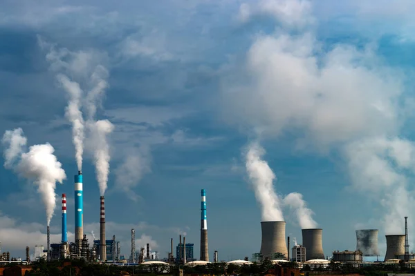 Una planta química de chimenea en la descarga de contaminantes — Foto de Stock