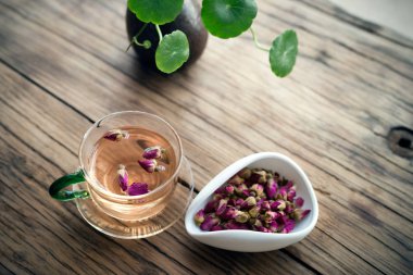 Gül çay bardağı kuru gül çiçek ile