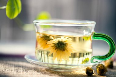 Balkonda Çin siyah çay