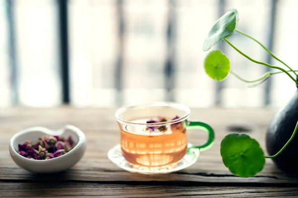 Taza de té rosa con flor de rosa seca — Foto de Stock