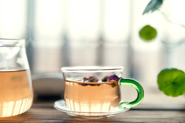 Чашка чая с розовым соусом — стоковое фото