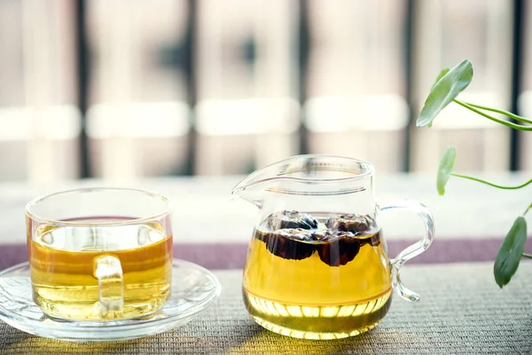 Chinesischer Schwarztee auf dem Balkon — Stockfoto