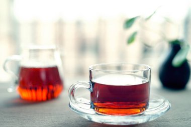 Balkonda Çin siyah çay