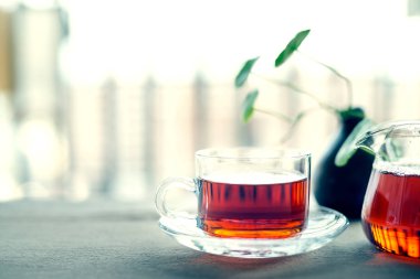 Balkonda Çin siyah çay