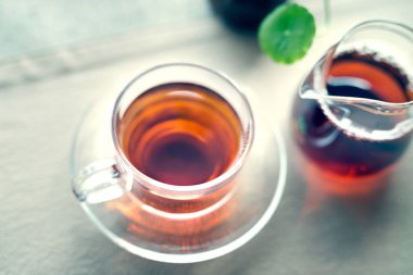 Balkonda Çin siyah çay