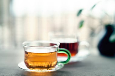 Balkonda Çin siyah çay