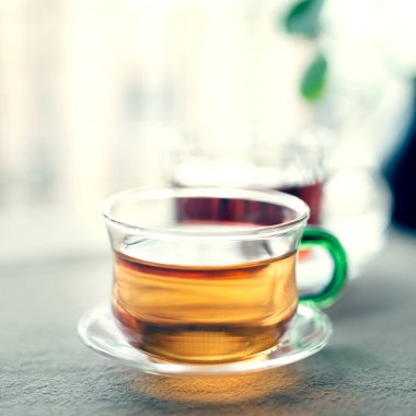 Balkonda Çin siyah çay