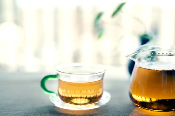 Chinesischer Schwarztee auf dem Balkon — Stockfoto