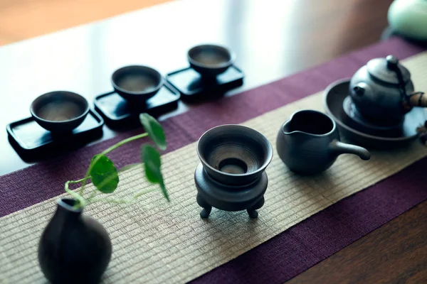 Set de thé asiatique sur table en bois — Photo