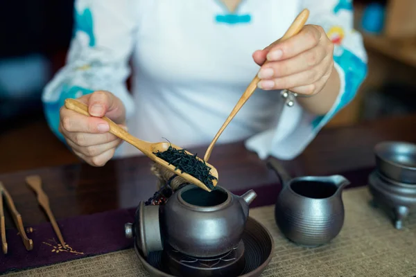 Азиатский чайный набор на деревянном столе — стоковое фото