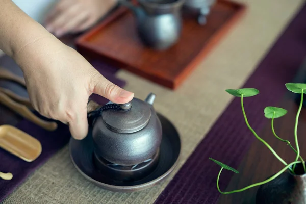 亚洲茶具木制桌上 — 图库照片