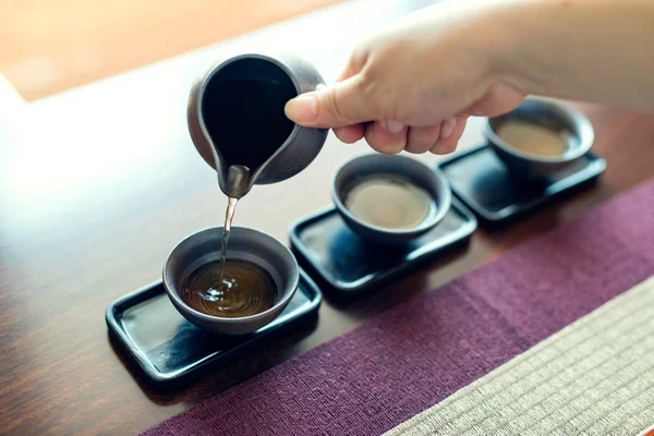 Set de thé asiatique sur table en bois — Photo