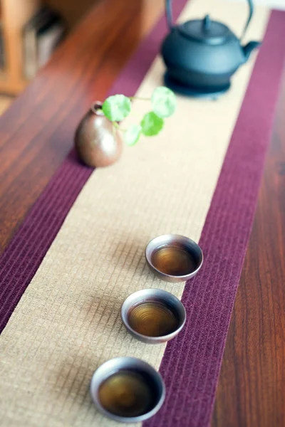 Conjunto de chá asiático na mesa de madeira — Fotografia de Stock