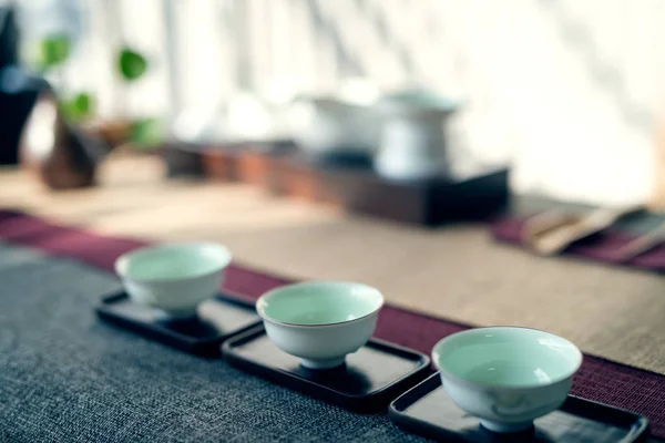 Conjunto de chá asiático na mesa de madeira — Fotografia de Stock