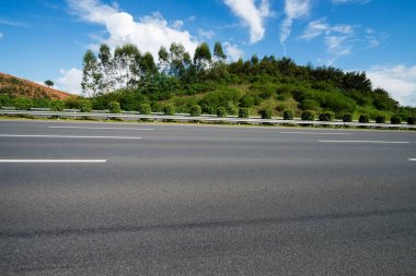 Mavi gökyüzü, sonsuz Otoban