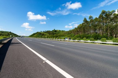 Mavi gökyüzü, sonsuz Otoban