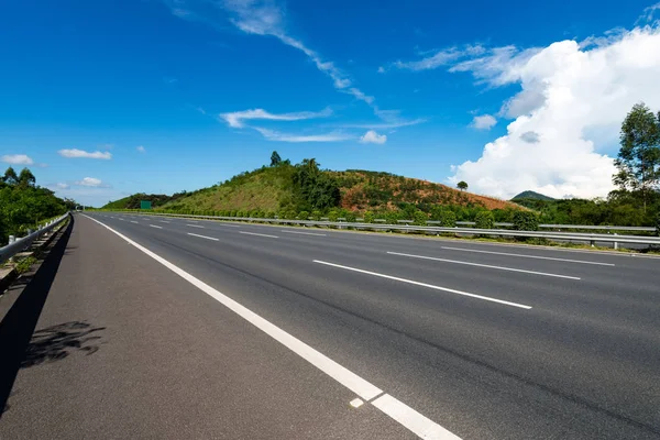 Blue sky, the endless highway — Stock Photo, Image