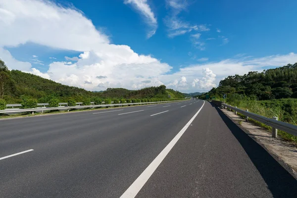 Blue sky, the endless highway — Stock Photo, Image