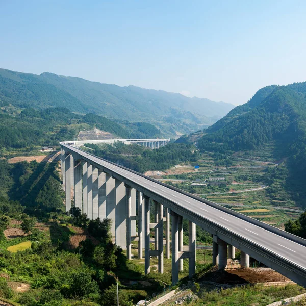 El puente en la carretera —  Fotos de Stock