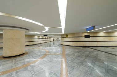 modern şehir içinde yeraltı geçidi