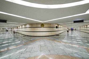 modern şehir içinde yeraltı geçidi