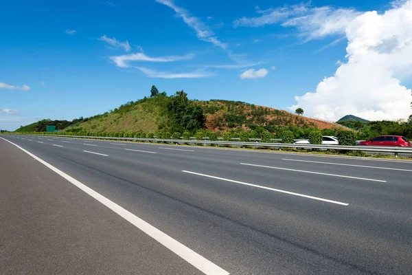 Blue sky, the endless highway — Stock Photo, Image