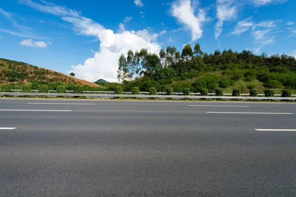 Blue sky, the endless highway — Stock Photo, Image