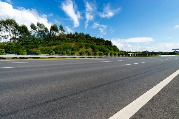 Blue sky, the endless highway — Stock Photo, Image